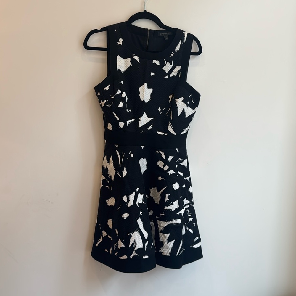 BLACK AND WHITE BANANA REPUBLIC DRESS
